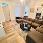 2 Bedroom - Off Street Parking - Amazing View Nearby